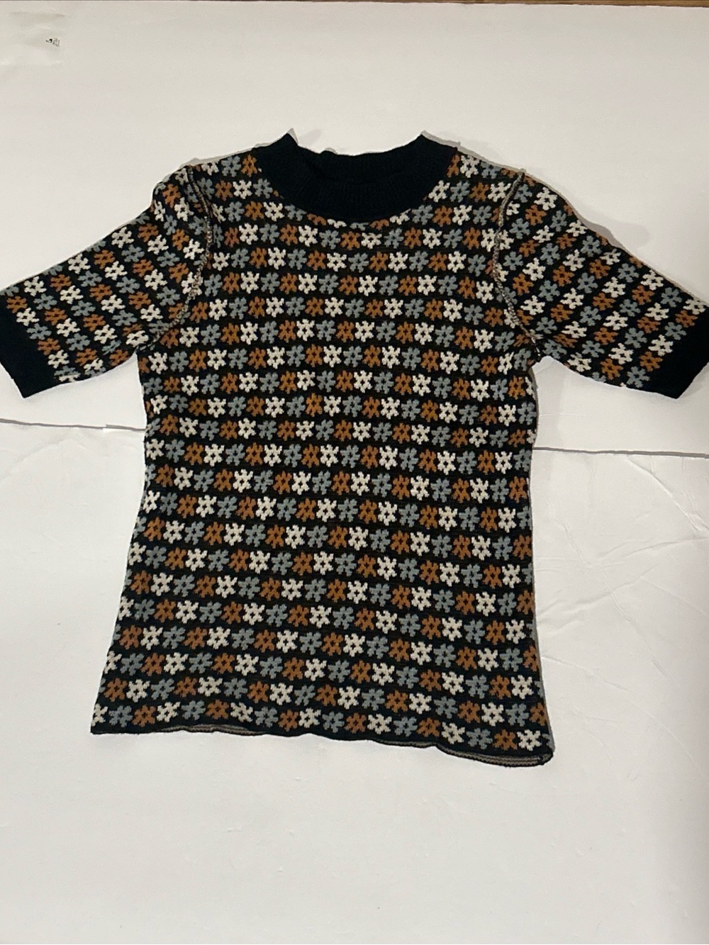 Gimmick Black W/ White, Blue, Brown Floral Sweater Top-Women Small- Cool Back!